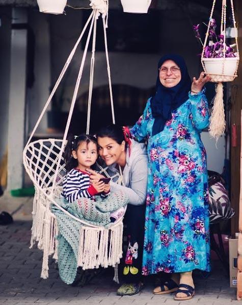 Ünlü oyuncu paylaştı: Salça kavurdu, yufka açtı...