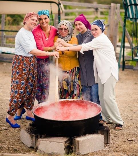Ünlü oyuncu paylaştı: Salça kavurdu, yufka açtı...