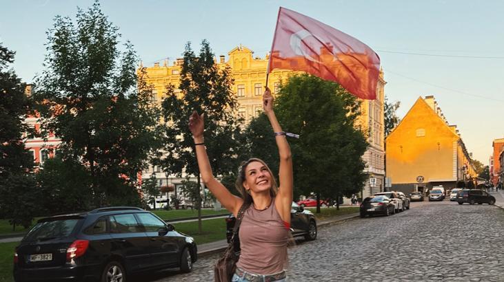 Ebru Şahinden galibiyet pozu Letonya sokaklarında Türk bayrağıyla gezdi Ebru Şahinden galibiyet pozu Letonya sokaklarında Türk bayrağıyla gezdi