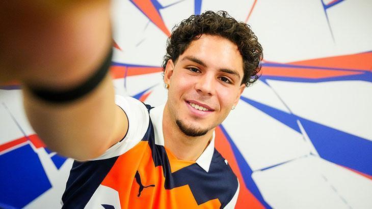 Tuğra Turhanın imza töreninden kareler