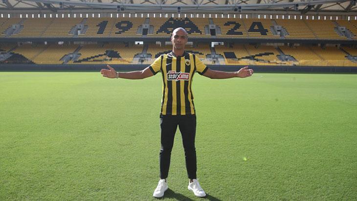 Joao Marionun imza töreninden kareler