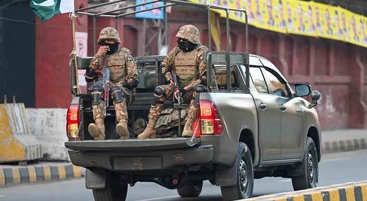 Pakistan'da çatışma: 12 asker hayatını kaybetti, 13 militan öldürüldü!