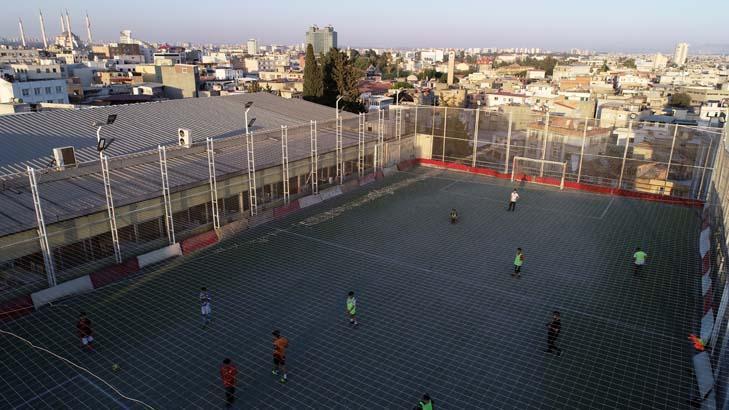 Mühendislik çalışması yapıldı, sonuç şaşırttı: Türkiye’de görülmemiş bir halı saha Mühendislik çalışması yapıldı, sonuç şaşırttı: Türkiye’de görülmemiş bir halı saha