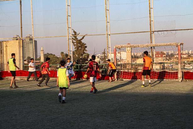 Mühendislik çalışması yapıldı, sonuç şaşırttı: Türkiye’de görülmemiş bir halı saha Mühendislik çalışması yapıldı, sonuç şaşırttı: Türkiye’de görülmemiş bir halı saha