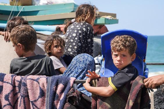 İsrailin saldırılarından kaçan Filistinlilerin kuzeyden güneye göçü devam ediyor