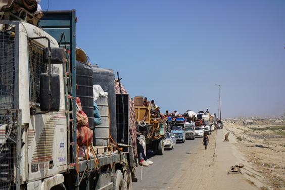 İsrail’in saldırıları nedeniyle Gazze’de zorunlu göç sürüyor