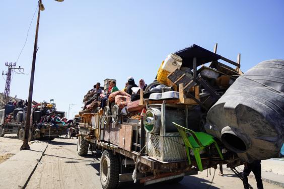 İsrail’in saldırıları nedeniyle Gazze’de zorunlu göç sürüyor