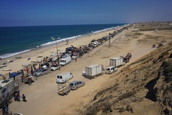 İsrail’in saldırıları nedeniyle Gazze’de zorunlu göç sürüyor
