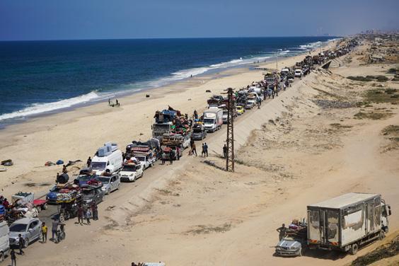 İsrail’in saldırıları nedeniyle Gazze’de zorunlu göç sürüyor