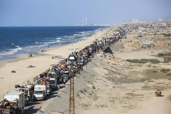 İsrail’in saldırıları nedeniyle Gazze’de zorunlu göç sürüyor