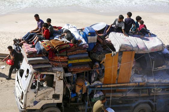 İsrail’in saldırıları nedeniyle Gazze’de zorunlu göç sürüyor