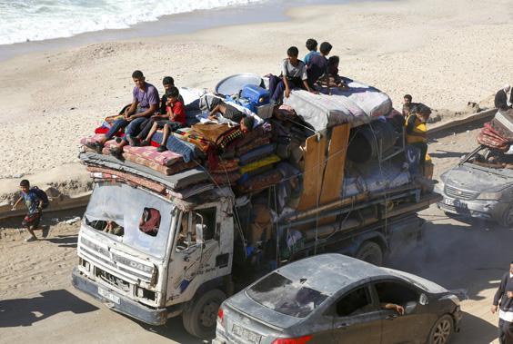 İsrail’in saldırıları nedeniyle Gazze’de zorunlu göç sürüyor