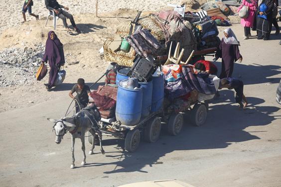 İsrail’in saldırıları nedeniyle Gazze’de zorunlu göç sürüyor