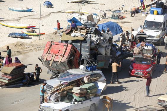 İsrail’in saldırıları nedeniyle Gazze’de zorunlu göç sürüyor