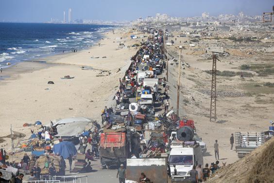 İsrail’in saldırıları nedeniyle Gazze’de zorunlu göç sürüyor