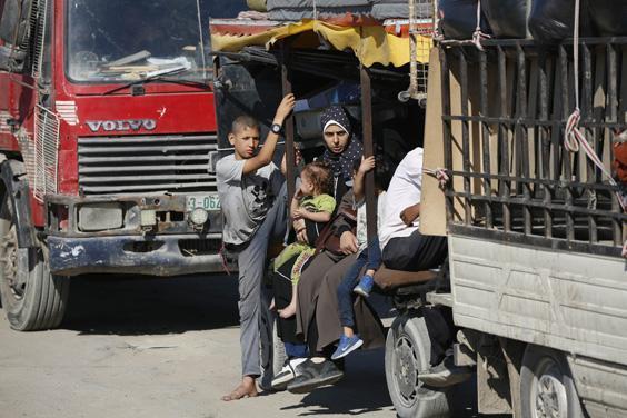 İsrail’in saldırıları nedeniyle Gazze’de zorunlu göç sürüyor