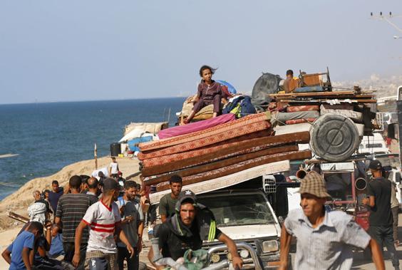 İsrail’in saldırıları nedeniyle Gazze’de zorunlu göç sürüyor