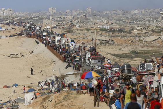 İsrail’in saldırıları nedeniyle Gazze’de zorunlu göç sürüyor
