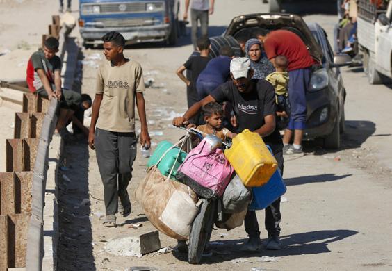İsrail’in saldırıları nedeniyle Gazze’de zorunlu göç sürüyor