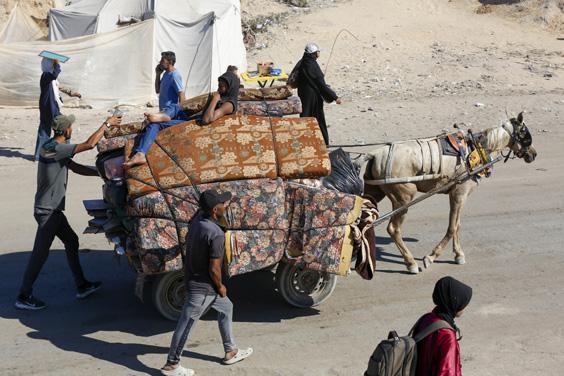 İsrail’in saldırıları nedeniyle Gazze’de zorunlu göç sürüyor