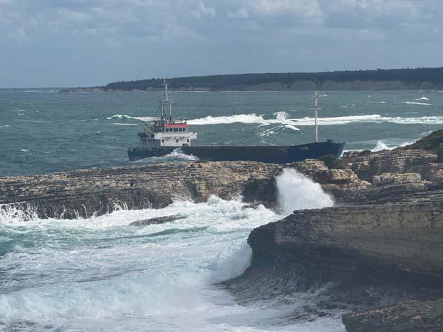 Kuru yük gemisi karaya oturdu; mürettebat kurtarıldı
