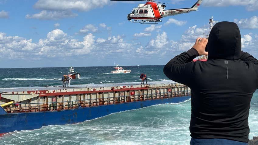 Kuru yük gemisi karaya oturdu; mürettebat kurtarıldı