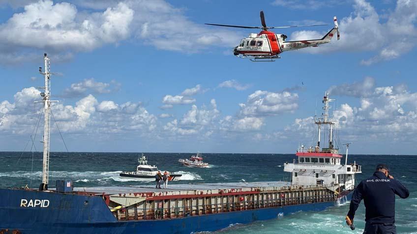 Kuru yük gemisi karaya oturdu; mürettebat kurtarıldı