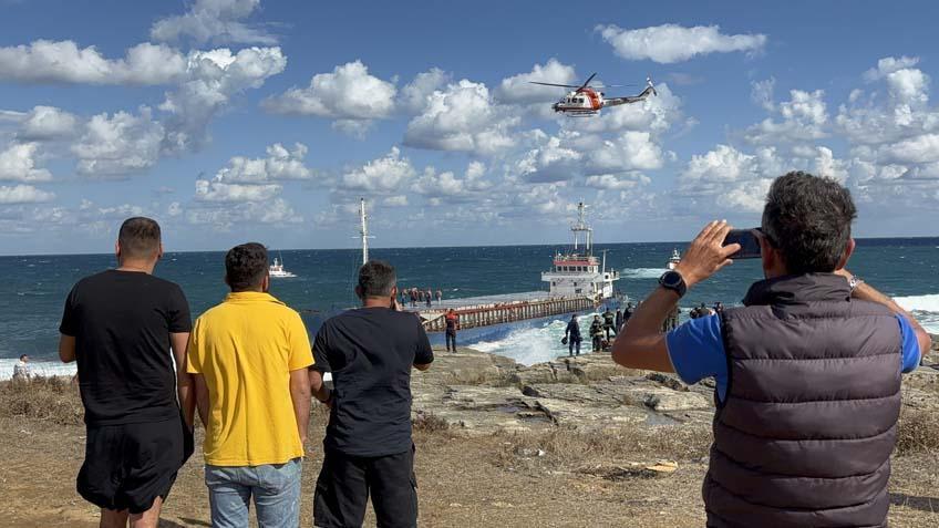 Kuru yük gemisi karaya oturdu; mürettebat kurtarıldı