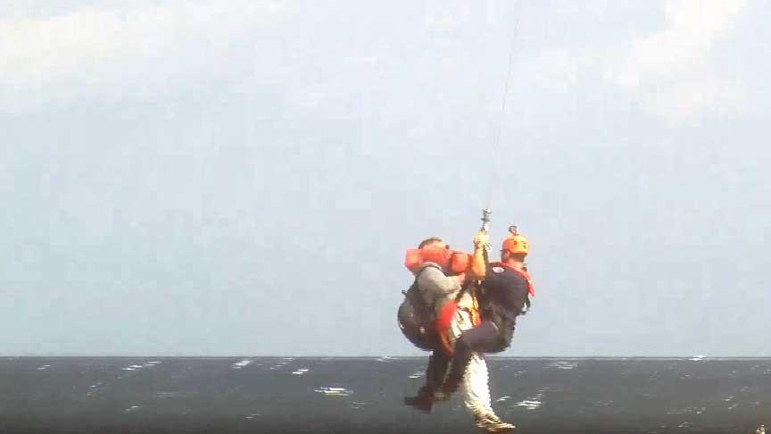 Kuru yük gemisi karaya oturdu; mürettebat kurtarıldı