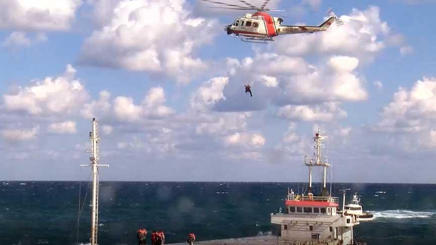 Kuru yük gemisi karaya oturdu; mürettebat kurtarıldı