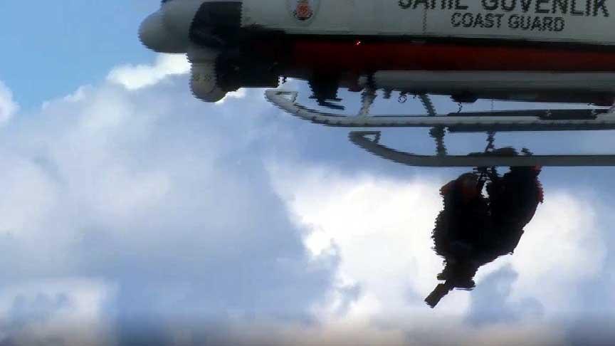 Kuru yük gemisi karaya oturdu; mürettebat kurtarıldı