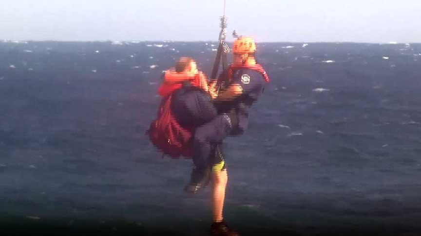 Kuru yük gemisi karaya oturdu; mürettebat kurtarıldı