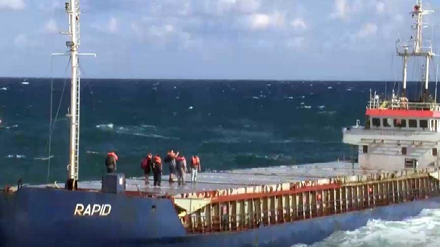 Kuru yük gemisi karaya oturdu; mürettebat kurtarıldı