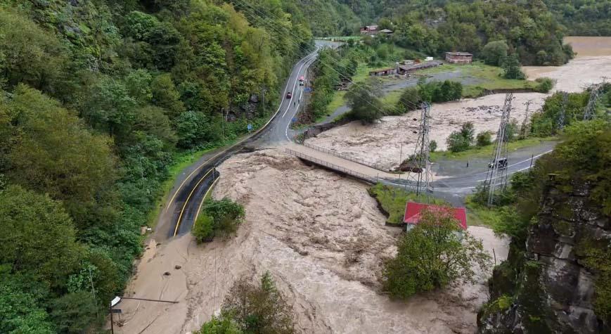 Karadenizde felaketi yaşadı Bungalovlar sele kapıldı, köprüler yıkıldı