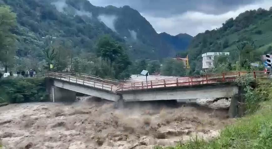 Karadenizde felaketi yaşadı Bungalovlar sele kapıldı, köprüler yıkıldı
