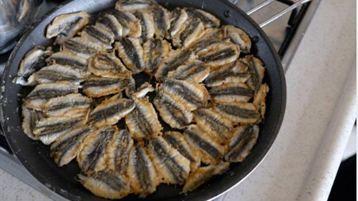Bir gecede yüzde 40 ucuzladı Hamsi bolluğundan geçilmiyor, en tazesi böyle anlaşılıyor