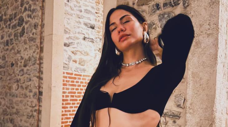 Demet Özdemir sloot zich aan bij deze Twitter-trend en deelde een foto van zichzelf die ze nog nooit eerder had gezien.