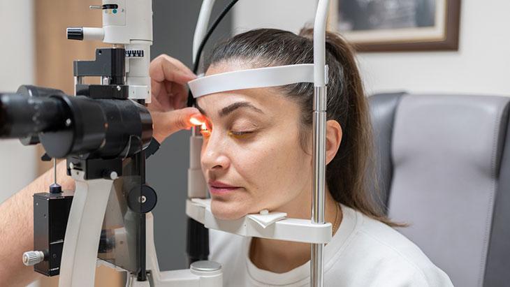 Görme kaybı (Tam veya kısmi)