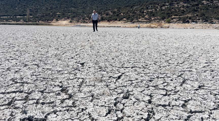 KAYIKLARIMIZ VE TEKNELERİMİZ KIYIYA YAKLAŞAMIYOR