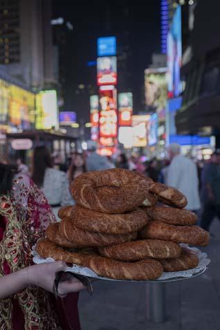 Times Meydanı’nda ‘Anadoludakiler’ rüzgarı: Türk çayı ve simidi ABD’lilerle buluştu