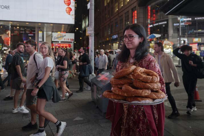 Times Meydanı’nda ‘Anadoludakiler’ rüzgarı: Türk çayı ve simidi ABD’lilerle buluştu