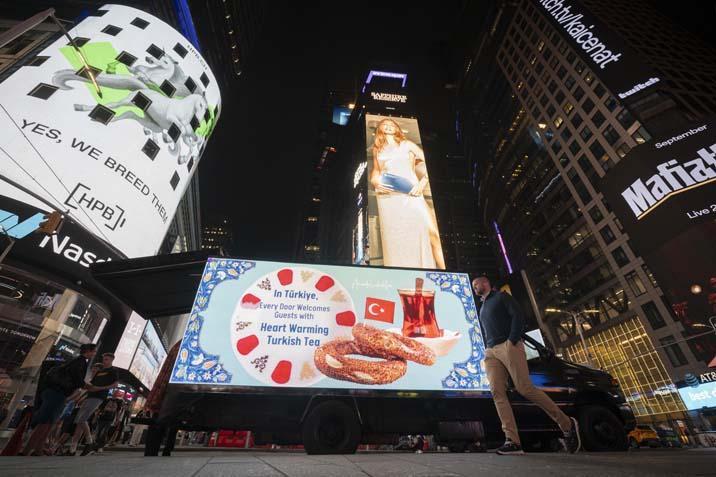 Times Meydanı’nda ‘Anadoludakiler’ rüzgarı: Türk çayı ve simidi ABD’lilerle buluştu