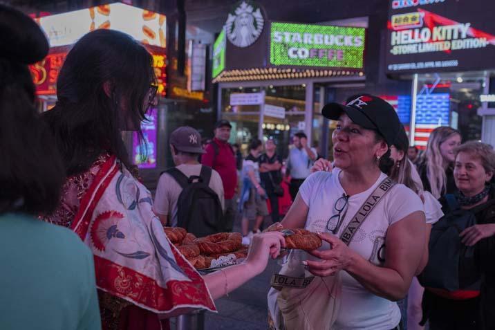 Times Meydanı’nda ‘Anadoludakiler’ rüzgarı: Türk çayı ve simidi ABD’lilerle buluştu