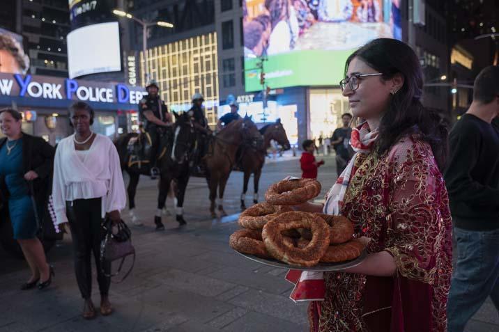 Times Meydanı’nda ‘Anadoludakiler’ rüzgarı: Türk çayı ve simidi ABD’lilerle buluştu