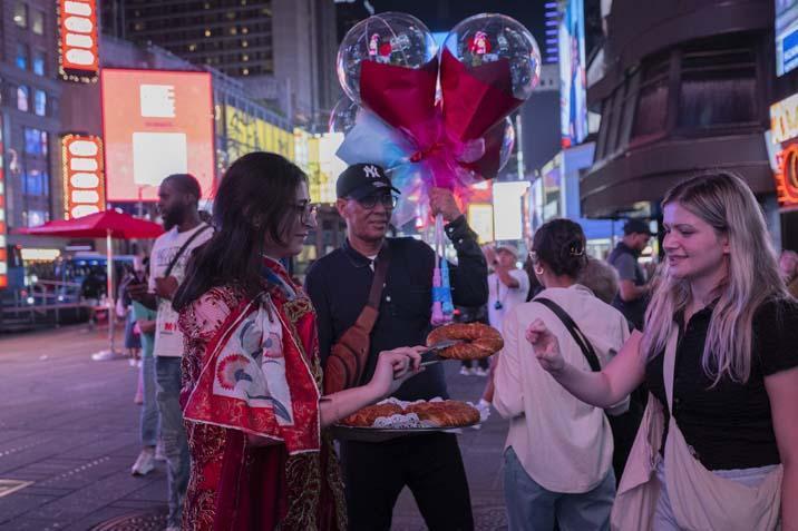 Times Meydanı’nda ‘Anadoludakiler’ rüzgarı: Türk çayı ve simidi ABD’lilerle buluştu
