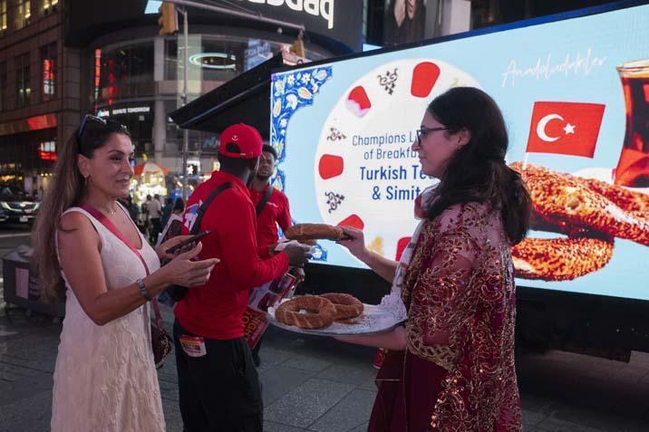 Times Meydanı’nda ‘Anadoludakiler’ rüzgarı: Türk çayı ve simidi ABD’lilerle buluştu