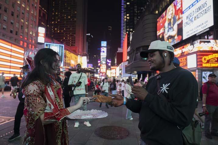 Times Meydanı’nda ‘Anadoludakiler’ rüzgarı: Türk çayı ve simidi ABD’lilerle buluştu