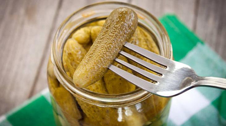 Turşu suyu bulanıksa panik yok Tadı değişmeden kurtarıyor, bir tutamla cam gibi olsun