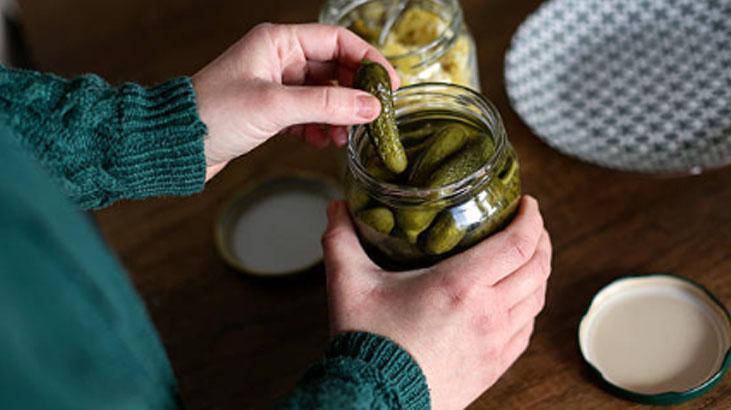 Turşu suyu bulanıksa panik yok Tadı değişmeden kurtarıyor, bir tutamla cam gibi olsun