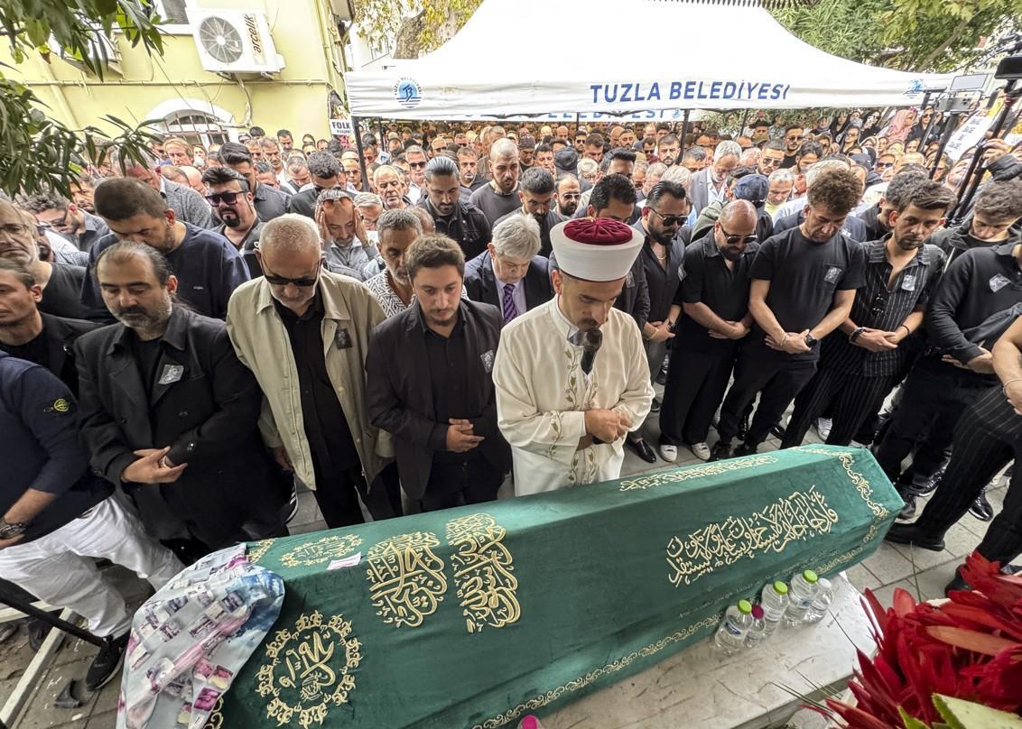 Şarkıcı Güllüye son veda... Cenazede gözyaşları sel oldu